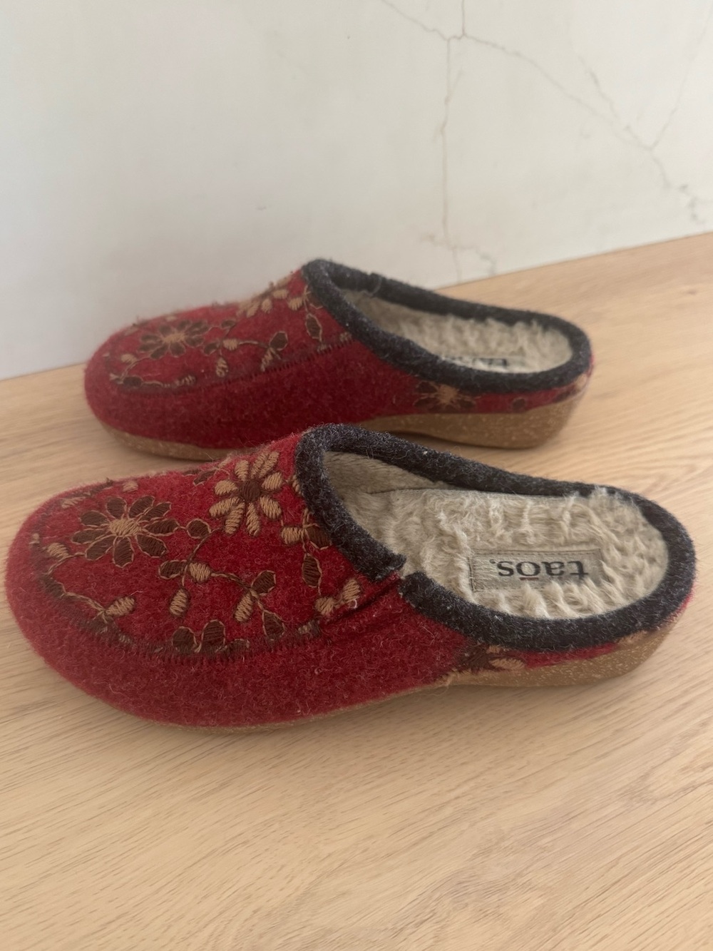 Taos Woolderness Red Embroidered Wool Slippers Clogs EU 39 / 9 Made Spain - Picture 2 of 6